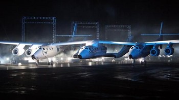 Ketimbang menggunakan roket tradisional, Virgin Galactic merancang pesawat ulang alik yang disebut SpaceShipTwo. Ia lepas landas seperti pesawat biasa, namun kecepatannya lebih tinggi. Foto: Getty Images