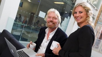 Bersama salah satu anaknya, Holly Branson. Branson yang memiliki dua anak ini sangat dekat dengan keluarganya. Foto: Getty Images