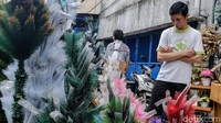 Salah satu yang banyak dicari warga adalah pohon Natal.