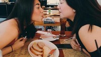 Kompak dengan sang mama. Begini gaya mama Abel yang masih terlihat awet muda. Foto: Instagram@abellyc