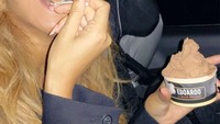  Siapa sih yang nggak suka dengan es krim? Beyonce juga ternyata suka. Lihat aja betapa bahagianya ia saat melahap satu cup es krim cokelat itu.Foto: Istimewa