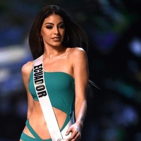 Miss Universe Ecuador Virginia Limongi bergaya seksi dalam balutan swimsuit one piece dengan detail cut out saat sesi penjurian Miss Universe 2018 di Bangkok, Thailand, Kamis (13/12/2018). Foto: Lillian SUWANRUMPHA / AFP