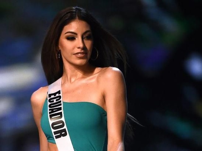 Miss Universe Ecuador Virginia Limongi bergaya seksi dalam balutan swimsuit one piece dengan detail cut out saat sesi penjurian Miss Universe 2018 di Bangkok, Thailand, Kamis (13/12/2018). Foto: Lillian SUWANRUMPHA / AFP