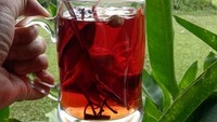 Wedang uwuh yang berwarna merah ini dengan campuran kayu secang, cengkeh dan kayu manis ini sangat pas untuk usir hawa dingin di tubuh. (Foto: Instagram@mustindalusy)