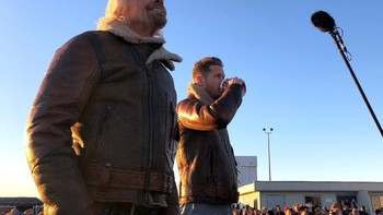 Tampak sang pemilik Virgin Galactic, Richard Branson, menyaksikan penerbangan tersebut dengan antusiasme tinggi. Foto: Reuters
