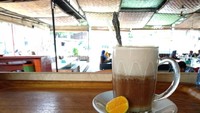 Teh talua yang dibuat dengan campuran telur ini adalah minuman hangat khas Sumatera Barat. (Foto: Instagram @rm.ulakan)