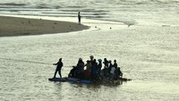 Jasa penyeberangan sungai banyak dimanfaatkan oleh warga untuk melakukan aktivitas yang berada di seberang daerah mereka. Warga kerapkali membawa kendaraan mereka, seperti motor dan sepeda saat menyeberangi Sungai Muara Cipatujah. Antara Foto/Adeng Bustomi.