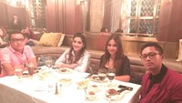 Nah, ini momen Jiel bersama Aurel, Ashanty dan ayahnya makan malam mewah. Mereka memilih bersantap di resto steak fine dining di Jakarta. Foto: Instagram azriel_hermansyah