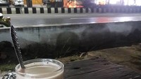 Susu jahe plus roti. Hmm, nikmat surgawi ketika suasana sedang dingin. (Foto: Instagram@smdfoodfinder)
