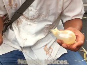 Keren! Pedagang Gulali Ini Mahir Buat Permen Gulali Bentuk Tikus