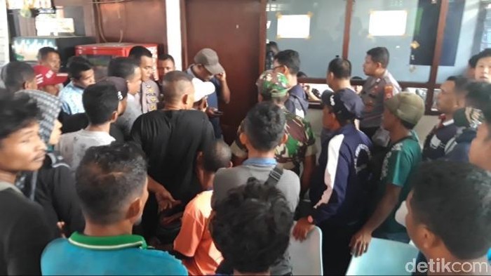 Kapal Batal Berangkat, Penumpang di Pelabuhan Ambon Ngamuk