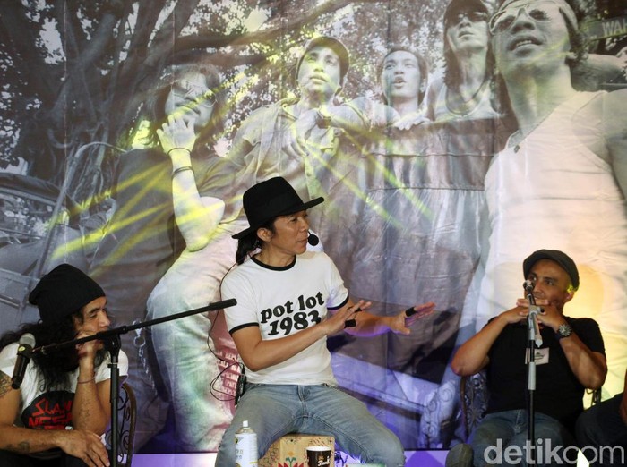 Para personil Slank di acara pameran buku foto Tanpa Batas di TIM.