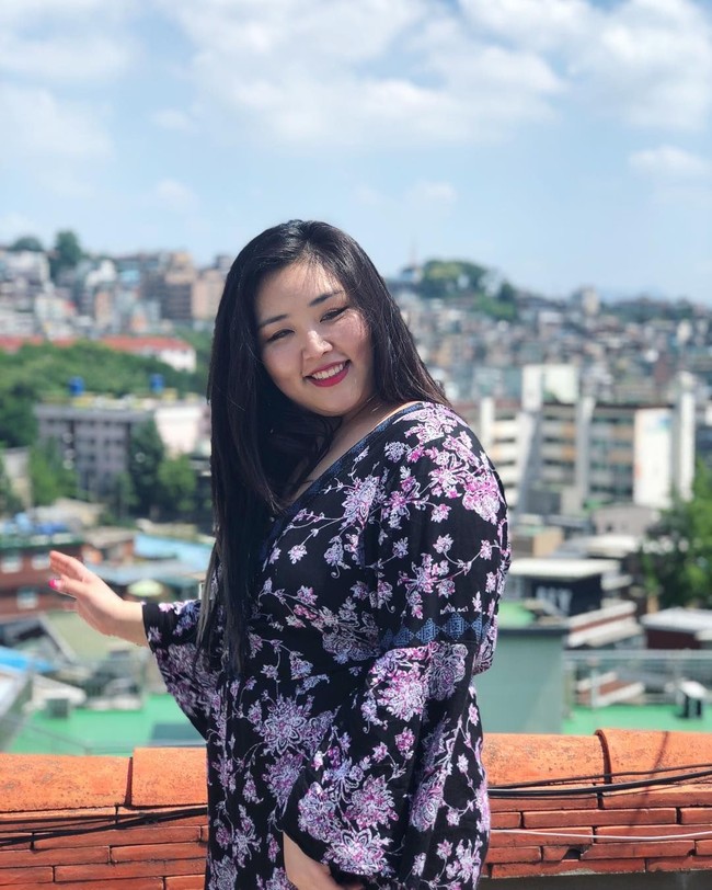 Taylor Tak merupakan model bertubuh gemuk yang populer dari Negeri Ginseng. Ia pun telah mengikuti serangkaian pemotretan dan pemodelan untuk majalah seperti cosmopolitan Korea serta Queen Size Magazine. Foto: Instagram @beyoutiful_taylort