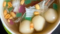 Di Jogja sajian wedang rondenya seperti ini. Isiannya ada kacang tanah goreng, ronde hingga serutan kelapa. Disiram dengan kuah jahe hangat yang bikin kangen suasana Jogja. (Foto: Instagram@jogjaku)