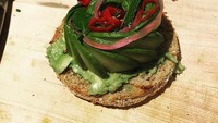 Ini dia hidangan vegan yang dibuat sendiri oleh Beyonce. Ada tumpukan irisan buah alpukat dengan beberapa irisan cabe merah.  Foto: Instagram beyonce