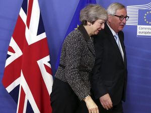 Menangkan Mosi Kepercayaan Partai, Theresa May Kembali ke Brussels