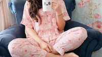 Bangun tidur enaknya langsung menyeruput teh hangat. Hmm bisa menenangkan pikiran nih minum teh hangat. Foto: Instagram@abellyc