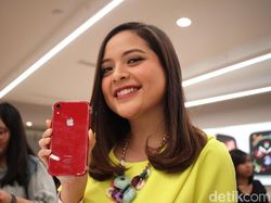 Tasya Kamila Semringah Pamerkan iPhone Barunya yang Merah