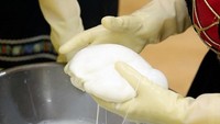 Di sini traveler juga bisa merasakan pengalaman membuat keju sendiri, terutama keju mozarella. Akan ada pemandu yang menemani traveler. (dok. Korea Tourism Organization)