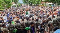 Pantauan detikcom, Jumat (14/12/2018) siang, sejumlah orang meneriakkan Hidup KPK dan Bangsat Katewak. Warga sempat tertahan di pintu gerbang masuk yang dijaga sejumlah polisi dan petugas Satpol PP.