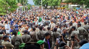 Tumpah Ruah! Warga Rayakan OTT Bupati Cianjur di Alun-alun