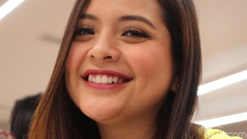 Yuk lihat sekali lagi ekspresi semringah Tasya Kamila saat memamerkan iPhone barunya yang merah. (Foto: Rifkianto Nugroho/detikINET)