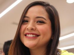 Tasya Kamila Semringah Pamerkan iPhone Barunya yang Merah