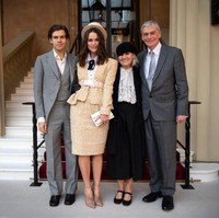 Keira yang namanya meroket setelah membintang film Bend It Like Beckham 18 tahun ini hadir bersama suami, James Righton, dan kedua orang tuanya. Ia pun menambah daftar panjang selebriti Inggris yang menerima gelar serupa. Sebelumnya, ada Victoria Beckham, James Corden, dan Eddi Redmanyne.  Foto: Victoria Jones - WPA Pool/Getty Images