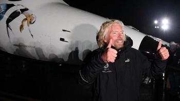 Branson pun memprediksi bahwa tahun depan, pihaknya sudah bisa membawa wisatawan ke atas dan kembali lagi ke Bumi. “Sudah 14 tahun lamanya hingga berada di titik ini. Kami menangis dan mengalami momen membahagiakan. Jadi air mata ini adalah air mata kebahagiaan, katanya. Foto: Getty Images