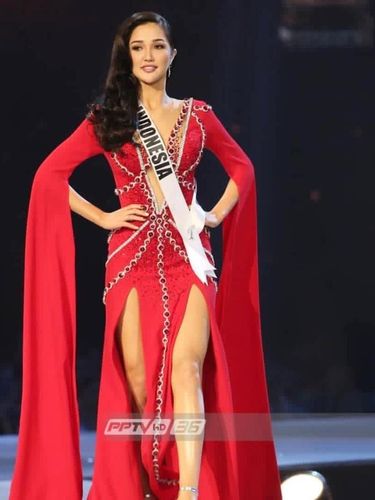 Sonia Fergina Citra saat penjurian gaun malam di Miss Universe 2018.