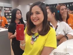 Tasya Kamila Semringah Pamerkan iPhone Barunya yang Merah