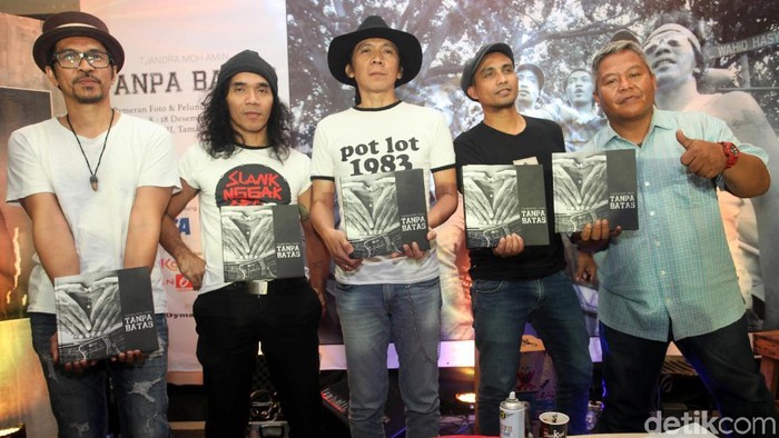 Para personil Slank di acara pameran buku foto Tanpa Batas di TIM.