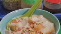 Musim hujan sebaiknya nikmati sekoteng hangat dan mengenyangkan ini. Sajian ini namanya sekoteng ronde yang dibuat dari racikan sekoteng plus ronde. Mau? (Foto: Instagram @chenk25)