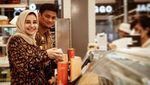 Pose Cantik Istri Bupati Gowa, Priska Paramita Saat Masak Bannang-Bannang