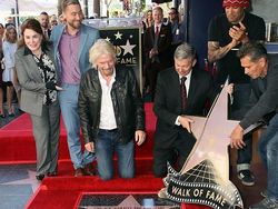 Kecilnya Susah Membaca, Kini Kaya Raya dan Taklukkan Antariksa