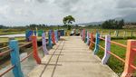 Foto: Jembatan Pelangi di Antara Sawah & Kebun Ciamis
