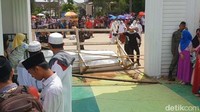 Namun, warga yang datang ke lokasi terus bertambah dan terus memaksa masuk ke area dalam Alun-alun Cianjur. Kayu dan seng pembatas juga dibongkar paksa warga.