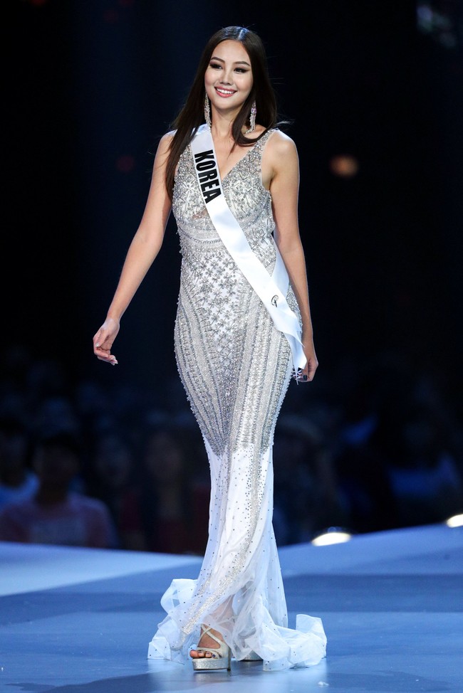 Miss Korea, Baek Ji-Hyun cantik bergaun perak yang mengikuti siluet tubuhnya. Tatanan payet vertikal semakin memberi efek langsing pada gaun. Foto: REUTERS/Athit Perawongmetha