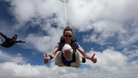 Aksi memacu adrenalin yang dilakukan Nenek Irene merupakan sebuah bagian dari upayanya untuk meningkatkan kepedulian masyarakat atas penyakit neuron motorik, yang merenggut nyawa putrinya. Bryce Sellick, Matt Teager/SA Skydiving via Reuters.