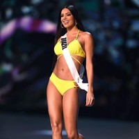 Tampil dalam balutan bikini kuning, Mayra Dias merupakan finalis Miss Universe 2018 asal Brazil. Sebelum terjun menjadi finalis kontes kecantikan, wanita 27 tahun ini adalah seorang jurnalis.Foto: Lillian SUWANRUMPHA / AFP
