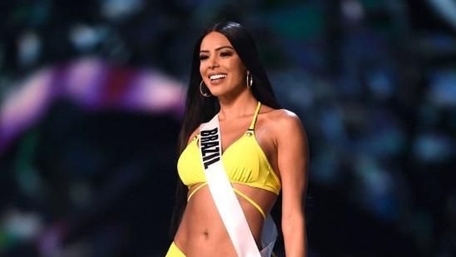 Tampil dalam balutan bikini kuning, Mayra Dias merupakan finalis Miss Universe 2018 asal Brazil. Sebelum terjun menjadi finalis kontes kecantikan, wanita 27 tahun ini adalah seorang jurnalis.Foto: Lillian SUWANRUMPHA / AFP