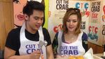 Lihat Aksi Seru Galih Ginanjar Saat Makan Sate Ular hingga Kepiting