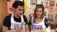 Kini Galih punya hubungan yang romantis dengan Barbie Kumalasari. Makan kepiting, kerang, dan udang jadi cara mereka habiskan waktu bersama. Foto: Instagram @galihginanjar