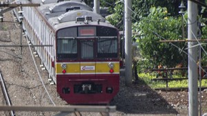 Terobos Palang Rel KA, Pemotor Tertabrak KRL di Pasar Minggu