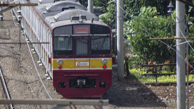 KRL melintas di kawasan Rawajati, Jakarta, Jumat (14/12/2018). Menteri Perhubungan Budi Karya Sumadi mengatakan 