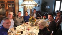 Kali ini Sean merayakan Thanksgiving bersama keluarga Samantha Gradoville. Mereka terlihat melahap hidangan lezat dengan suasana yang hangat. Foto: Instagram seanopry55