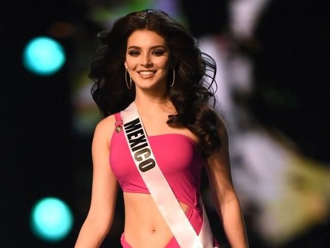 Wanita cantik dalam balutan bikini berwarna fuschia ini adalah finalis Miss Universe 2018 dari Meksiko, Andrea Toscano. Berusia 20 tahun, Andrea merupakan mahasiswi jurusan gizi yang aktif mengkampanyekan hidup sehat terutama pada anak-anak. Foto: Lillian SUWANRUMPHA / AFP
