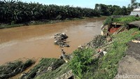 Terlebih saat memasuki musim hujan jalan yang licin hingga ancaman longsor susulan dapat terjadi dan mengancam keselamatan para pengendara jika jalan tersebut belum diperbaiki.