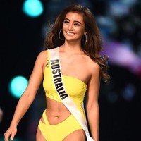 Swimsuit one piece berwarna kuning dengan detail cut out membalut tubuh Miss Universe Australia Francesca Hung. Baru-baru ini, Francesca terlibat drama dengan finalis lainnya. Dia dituduh merendahkan finalis Miss Universe Vietnam yang tidak bisa berbahasa Inggris dengan lancar. Foto: Lillian SUWANRUMPHA / AFP