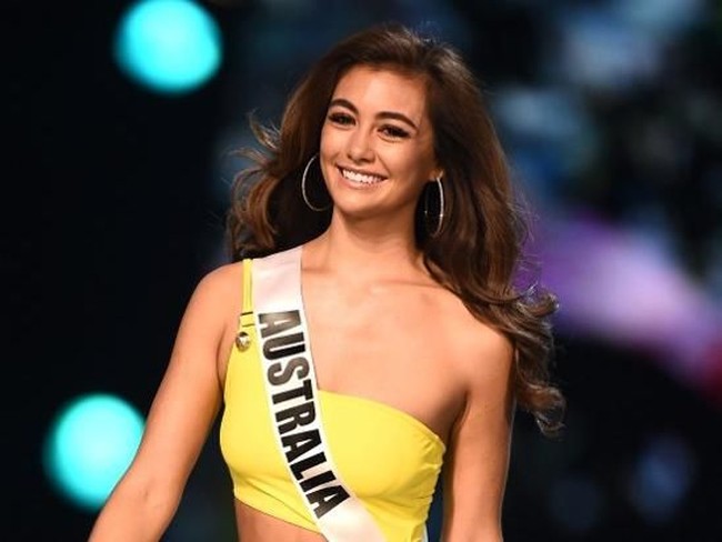 Swimsuit one piece berwarna kuning dengan detail cut out membalut tubuh Miss Universe Australia Francesca Hung. Baru-baru ini, Francesca terlibat drama dengan finalis lainnya. Dia dituduh merendahkan finalis Miss Universe Vietnam yang tidak bisa berbahasa Inggris dengan lancar. Foto: Lillian SUWANRUMPHA / AFP